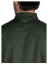 Camisa de hombre en verde, estilo outdoor, tela de poliéster y elastano, adaptable a diferentes ocasiones.