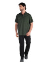 Camisa verde de hombre, estilo outdoor, mezcla de poliéster y elastano, diseño versátil para looks casuales y formales.