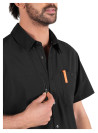 Tejido de poliéster reciclado en camisa negra masculina, versátil y fácil de cuidar.