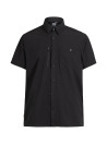 Camisa de poliéster reciclado negro, líneas limpias y caída ligera para hombre.