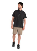 Detalle de pechera con botones al tono en camisa negra estilo outdoor para hombre.