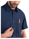 Camisa azul en poliéster reciclado, silueta clásica, adecuada para tenidas relajadas y semi-formales.