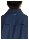 Camisa azul de hombre, estilo outdoor, cómoda y ligera, ideal para un look limpio y prolijo.