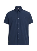 Camisa azul de poliéster reciclado, cuello tradicional, versátil para combinar con jeans o chinos.