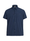 Camisa azul de poliéster reciclado, cuello tradicional, versátil para combinar con jeans o chinos.