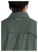 Camisa casual verde de poliéster reciclado, versátil para combinar con jeans o chinos, diseño de cuello camisero.