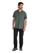 Camisa verde para hombre de estilo outdoor, confeccionada en poliéster reciclado, con cuello camisero y abotonadura completa.