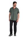 Camisa verde para hombre de estilo outdoor, confeccionada en poliéster reciclado, con cuello camisero y abotonadura completa.