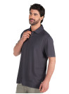 Polera gris para hombre, ideal para combinar con jeans o shorts.