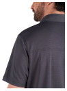 Polera masculina gris con caída suave y tacto agradable.