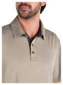 Polera verde de hombre, estilo casual, perfecta para el día a día.