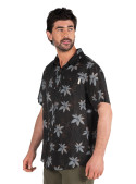 Guayabera negra casual con diseño clásico y tela liviana que aporta movimiento.