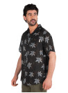 Guayabera negra casual con diseño clásico y tela liviana que aporta movimiento.