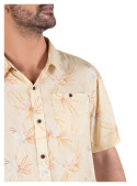 Guayabera beige de viscosa con caída fluida y look relajado.