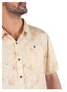 Guayabera beige de viscosa con caída fluida y look relajado.