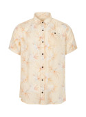 Guayabera beige con bolsillos frontales y cierre de botones.