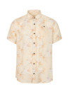 Guayabera beige con bolsillos frontales y cierre de botones.