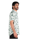 Guayabera verde versátil para combinar con pantalones de lino o chinos.