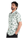 Guayabera verde de estilo casual con terminaciones limpias y caída fluida.
