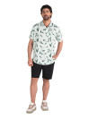 Guayabera verde de hombre con alforzas verticales y botones frontales.