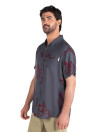 Tejido liviano y suave al tacto en guayabera gris de viscosa para hombre.