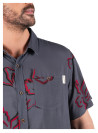 Guayabera gris con dobladillo cómodo en viscosa, perfecta para climas templados.