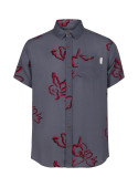 Guayabera gris masculina de viscosa con costuras definidas que estilizan el torso.