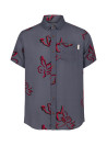 Guayabera gris masculina de viscosa con costuras definidas que estilizan el torso.