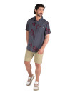 Detalle de jaretas decorativas y bolsillos de parche en guayabera gris de viscosa para hombre.