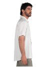Camisa blanca masculina, mezcla de lino y algodón, perfecta para climas cálidos y outfits casuales.