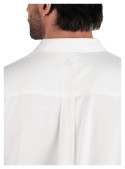 Camisa blanca de lino y algodón, diseño casual para combinar con chinos o jeans en estilos veraniegos.