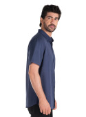 Versatilidad de la camisa azul casual para hombre en diferentes estilos.
