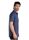 Versatilidad de la camisa azul casual para hombre en diferentes estilos.