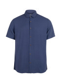 Detalle del cuello clásico de la camisa azul de lino y algodón.