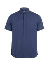 Detalle del cuello clásico de la camisa azul de lino y algodón.