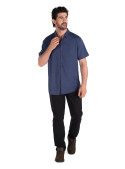 Camisa azul casual de hombre con abotonadura frontal en lino y algodón.