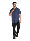 Camisa azul casual de hombre con abotonadura frontal en lino y algodón.