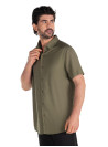 Camisa verde de hombre, caída natural y textura de lino, perfecta para estilo smart casual.