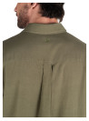 Detalles de la camisa verde casual, cuello clásico y tejido ligero para frescura.