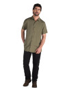 Textura de lino verde, camisa masculina con terminaciones prolijas para look relajado.