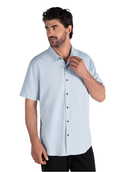 Camisa celeste casual para hombre con cuello camisero y botonadura frontal.
