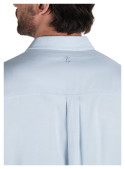 Camisa celeste ligera para días templados, combinable con chinos o jeans.