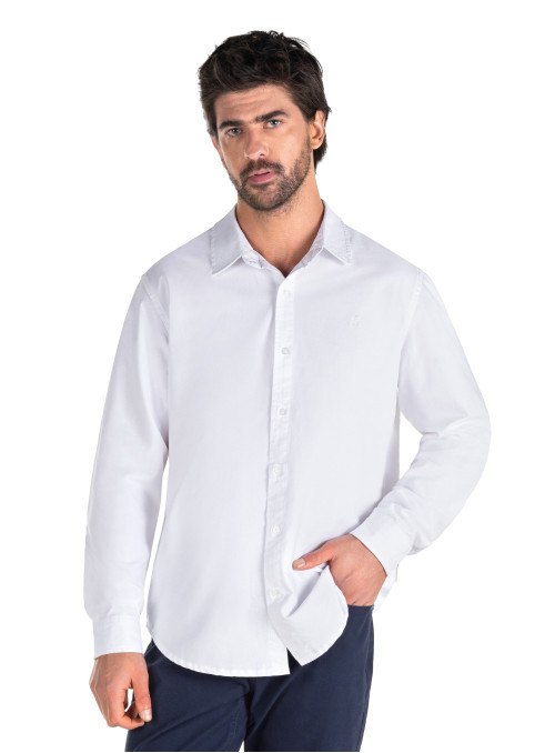 Camisa blanca de hombre en algodón con cuello camisero y botones frontales.