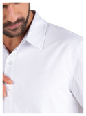 Textura del algodón y diseño limpio de la camisa.