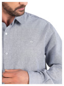 Costuras prolijas en camisa gris, ideal para estilo casual.