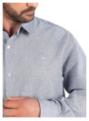Costuras prolijas en camisa gris, ideal para estilo casual.