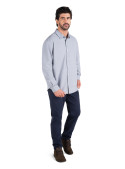 Detalle de cierre de botones frontales en camisa gris casual.