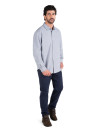 Detalle de cierre de botones frontales en camisa gris casual.