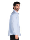 Acabado limpio y elegante en camisa celeste de algodón para hombre, perfecta para el día a día.
