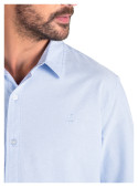 Textura suave y calce cómodo en camisa celeste de manga larga para hombre.